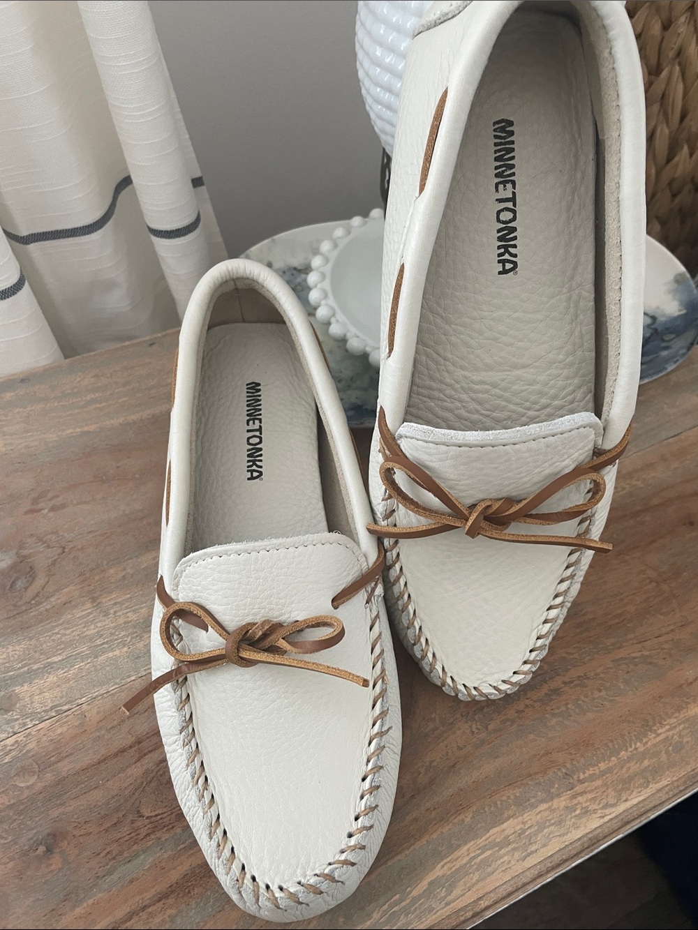 Minnetonka Cream Leather Moccasin Loafers with Brown Laces NWOT